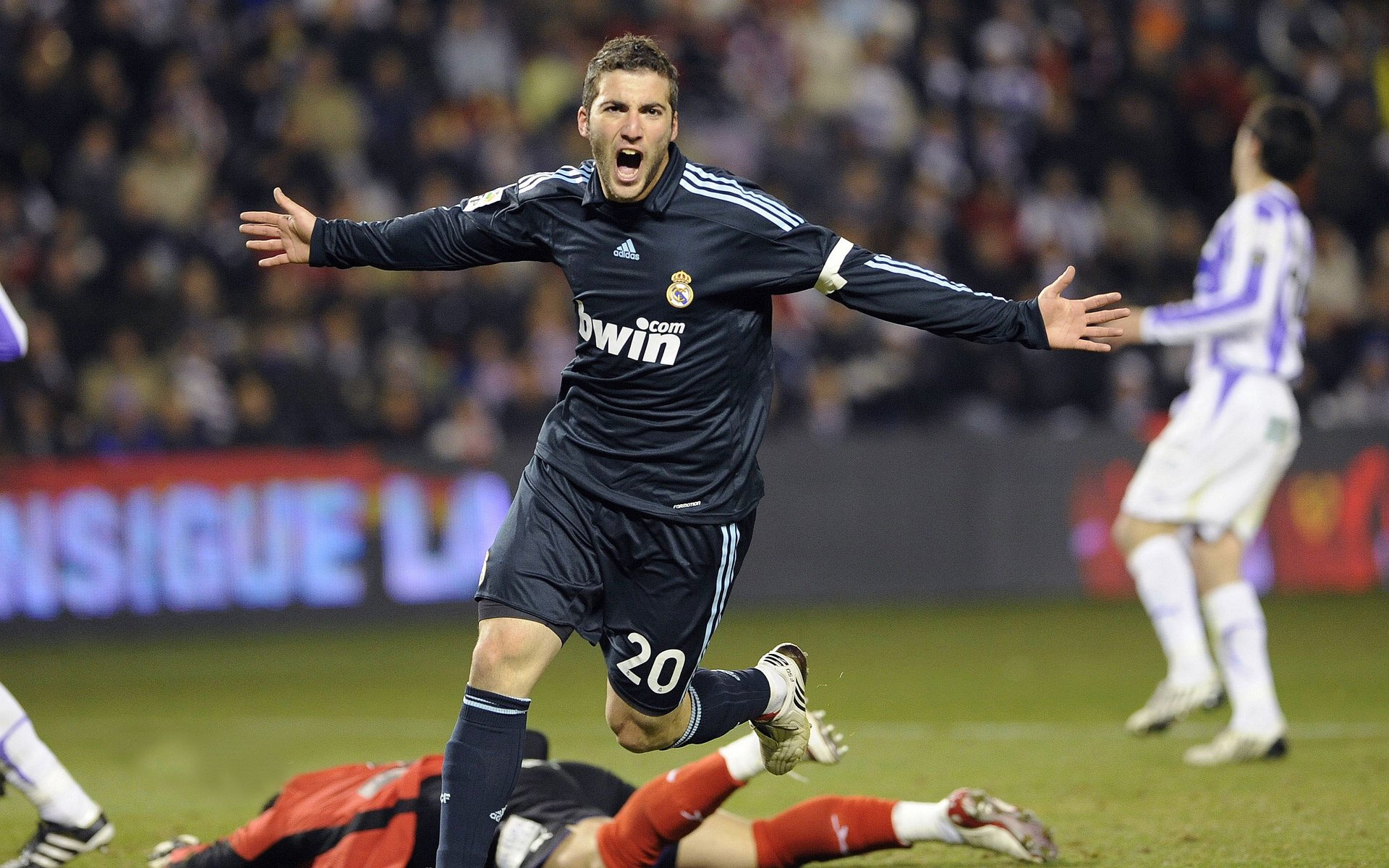 “暴雨后泥地越野跑” 泥泞路面带来不一样的乐趣